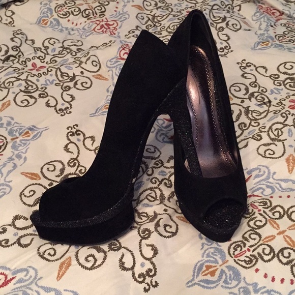 Heels - Picture 2 of 4